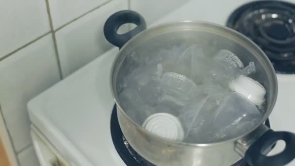 Stériliser un tire-lait et des biberons dans de l'eau bouillante — Video