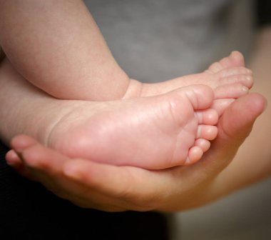 Yeni doğan bebek anne elinde metrelik
