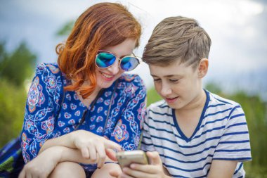 Anne ile oğlu ve smartphone