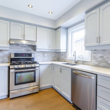 Yeni lüks bir evde mutfak.