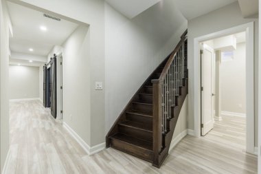 Güzel giriş kapısı parke merdivenlerden yukarı bakıyor.