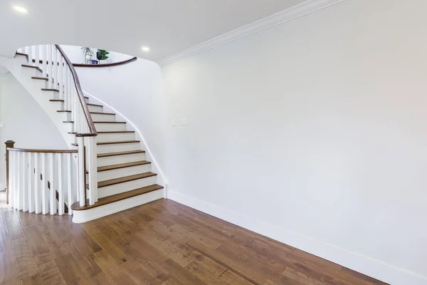 Krásná foyer dívá nahoru po schodech z tvrdého dřeva — Stock fotografie