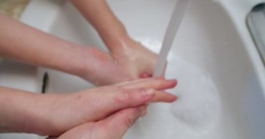 Covid-19 virüsünden korunmak için ellerini iyice yıkayarak yüksek hijyen standartları.