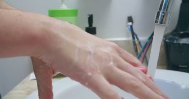 Covid-19 virüsünden korunmak için ellerini iyice yıkayarak yüksek hijyen standartları.