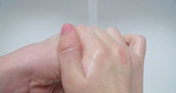 Normes d'hygiène élevées en se lavant soigneusement les mains pour éviter le virus covid-19 — Video