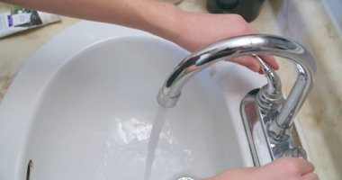Covid-19 virüsünden korunmak için ellerini iyice yıkayarak yüksek hijyen standartları.