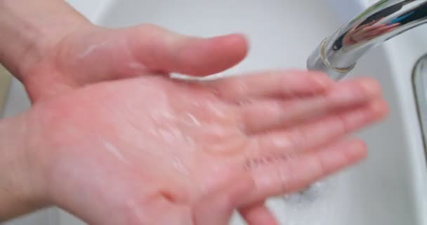 Hög hygienstandard genom att tvätta händerna noggrant för att undvika covid-19 virus — Stockvideo