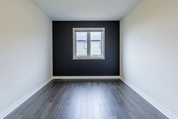 Пустая спальня в новой квартире — стоковое фото