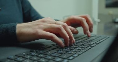 Bilgisayar klavyesinde yazan kadın elleri
