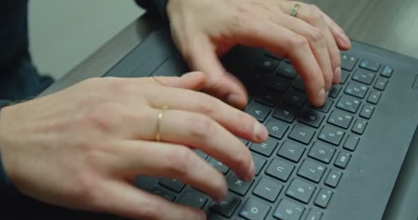 Manos de mujer escribiendo en el teclado de la computadora — Vídeo de stock