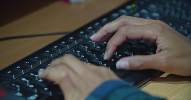 Manos de mujer escribiendo en el teclado de la computadora — Vídeo de stock
