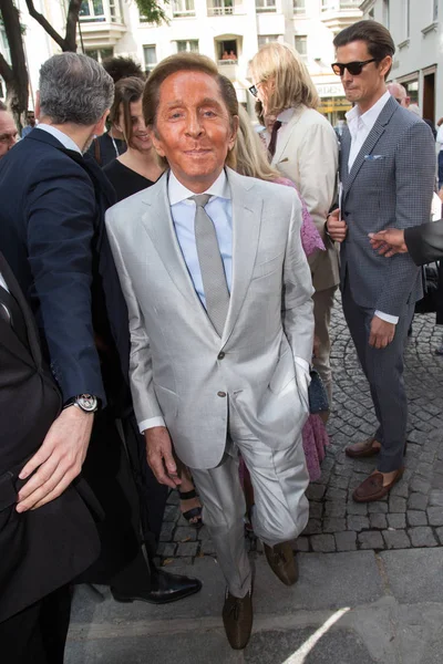 Valentino Garavani sköter Valentino — Stockfoto