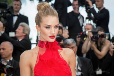 Rosie Huntington-Whiteley 'bilinmeyen Girl (La Fille Inconnue)' prömiyeri katılır 