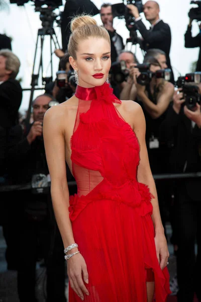 Rosie Huntington-Whiteley uczęszcza na premierze 'The Unkown Girl (La Fille Inconnue).' — Zdjęcie stockowe