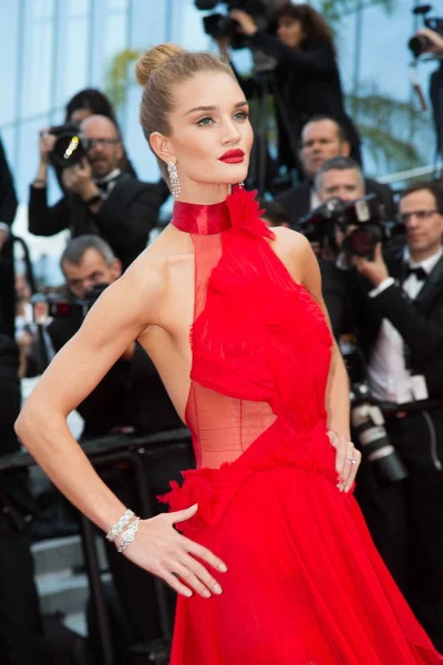 Rosie Huntington-Whiteley navštěvuje premiéra "Neznámá dívka (La Fille Inconnue)" — Stock fotografie