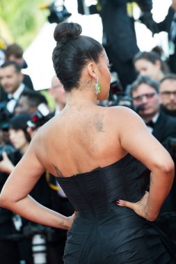 Konuk 'Sevmek' prömiyeri katılır