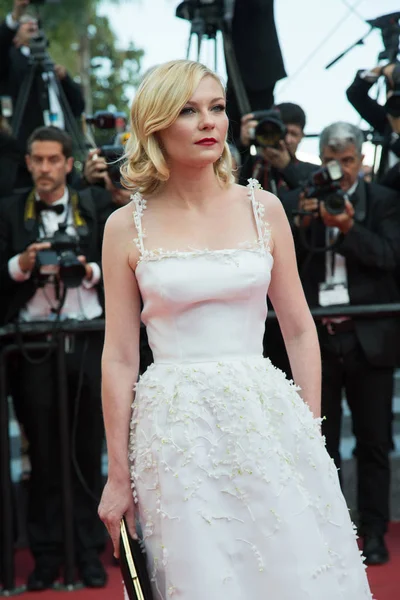 Kirsten Dunst 'Sevmek' prömiyeri katılır 