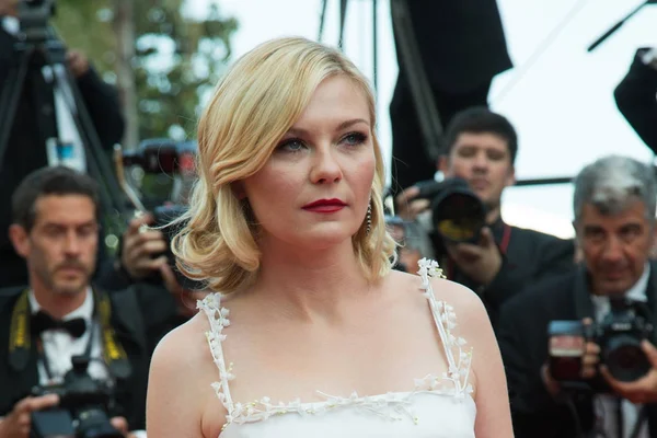 Kirsten Dunst uczęszcza na premierze 'Kochać' — Zdjęcie stockowe