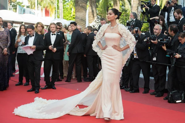 'Sevmek' prömiyeri Sonam Kapoor katılır 
