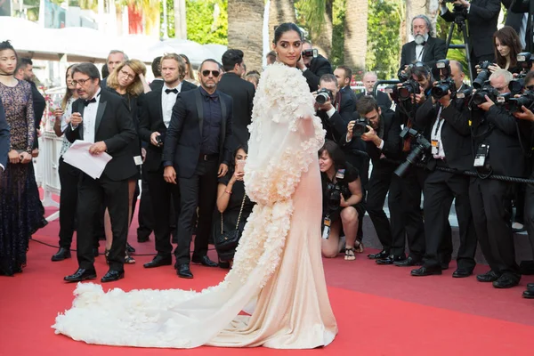'Sevmek' prömiyeri Sonam Kapoor katılır 