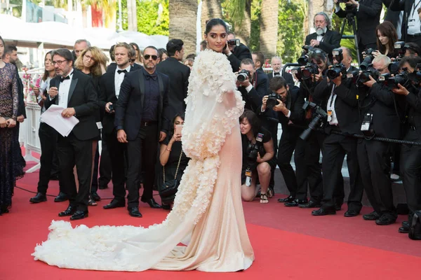 Sonam Kapoor uczęszcza na premierze 'Kochać' — Zdjęcie stockowe