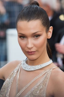Bella Hadid 'Cafe toplum' prömiyeri katılır