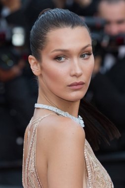 Bella Hadid 'Cafe toplum' prömiyeri katılır