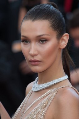 Bella Hadid 'Cafe toplum' prömiyeri katılır