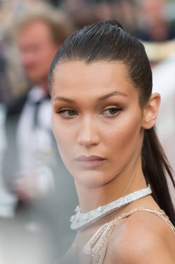 Bella Hadid 'Cafe toplum' prömiyeri katılır