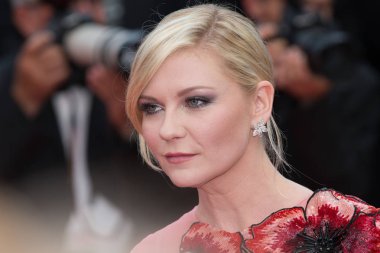 Kirsten Dunst, Kafe Cemiyeti 'ne katılıyor. 