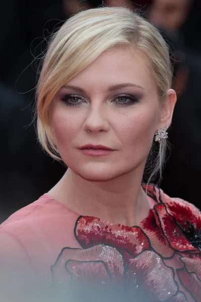 Kirsten Dunst besucht die "Cafe Society" — Stockfoto