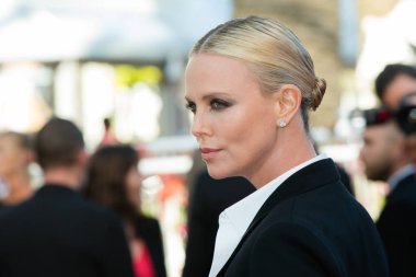 Charlize Theron 'son yüz' prömiyeri katılır