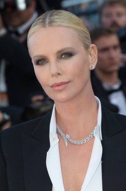 Charlize Theron 'son yüz' prömiyeri katılır