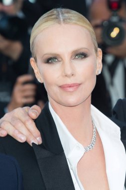 Charlize Theron 'Sadece End Of The World Is' prömiyeri katılır