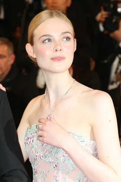 Elle Fanning asiste al estreno de 'The Neon Demon' — Foto de Stock