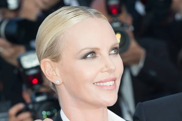 Charlize Theron partecipa alla premiere 'It's Only The End Of The World' — Foto Stock