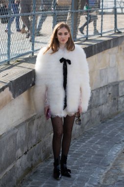 Paris, Fransa - 5 Mart 2016: Paris moda haftası sırasında gelen Elie Saab Moda Fuarı'nda Chiara Ferragni görülür: kadın giyim sonbahar kış 2016/2017