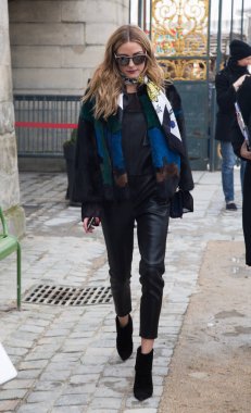 Paris, Fransa - 5 Mart 2016: Olivia Palermo Elie Saab Moda Fuarı'nda Paris moda haftası sırasında gelen görülür: kadın giyim sonbahar kış 2016/2017 