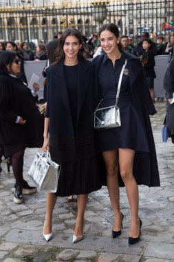 Paris, Fransa - 4 Mart 2016: Viola ve Vera Arrivabene Dior moda gösterisi Paris moda haftası sırasında gelen görülmektedir: kadın giyim sonbahar kış 2016/2017 
