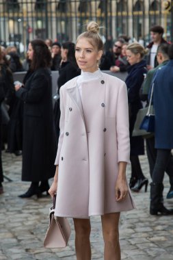 Paris, Fransa - 4 Mart 2016: Elena Perminova görülür Dior moda gösterisi Paris moda haftası sırasında gelen: kadın giyim sonbahar kış 2016/2017