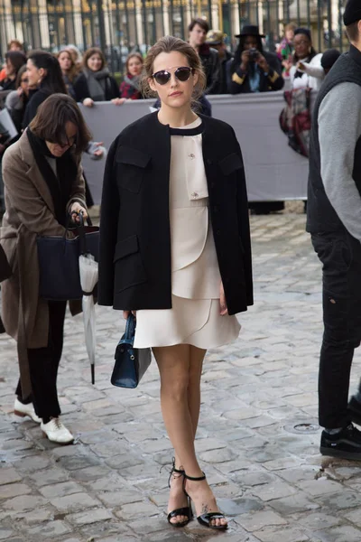 ライリー キーオがパリのファッション週間婦人服秋冬 2016年 2017 の一部としてクリスチャン ディオール ショーで到着したパリ フランス 2016 — ストック写真
