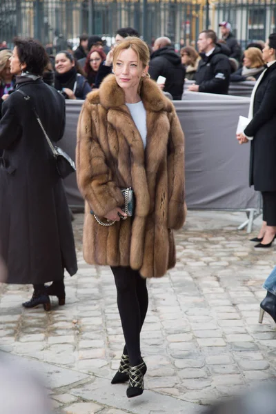 フランス 2016 ルーシー ファレーズがパリのファッションウィーク期間中にディオールのファッションショーに到着見られた 婦人服秋冬 2016 2017 — ストック写真
