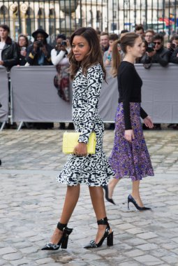Paris, Fransa - 4 Mart 2016: Naomie Harris Dior moda gösterisi Paris moda haftası sırasında gelen görülür: kadın giyim sonbahar kış 2016/2017