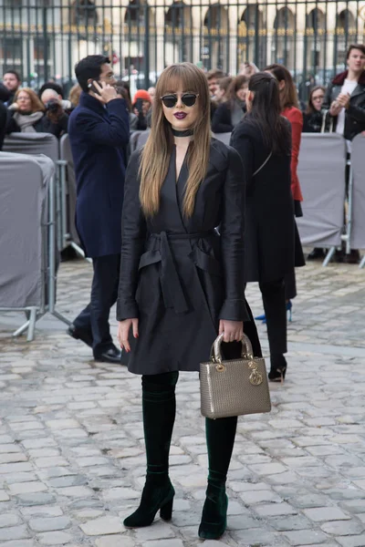 フランス 2016 クリスティーナ バザンは パリのファッションウィーク期間中にディオールのファッションショーに到着見られた 婦人服秋冬 2016 2017 — ストック写真