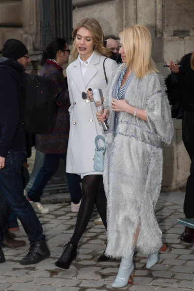 ナタリア ヴォディアノヴァと八名式の伝統がパリのファッション週間婦人服秋冬 2016年 2017 の一部としてクリスチャン ディオール ショーで到着したパリ フランス 2016 — ストック写真