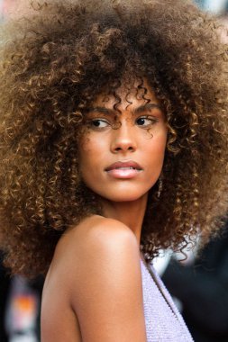 Cannes, Fransa - 24 Mayıs - Vincent Cassel 'in gelecekteki eşi Tina Kunakey, 24 Mayıs 2017' de Fransa 'nın Cannes kentinde düzenlenen 70. Cannes Film Festivali sırasında 