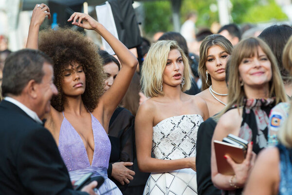 КАНННЫ, ФРАНЦИЯ - 24 мая: Тина Кунаки, Хейли Болдуин и Камила Морроне, Настасья Кински посетили премьеру фильма "Заблудившиеся" во время 70-го Каннского кинофестиваля во Дворце фестивалей 24 мая 2017 года в Каннах, Франция
.