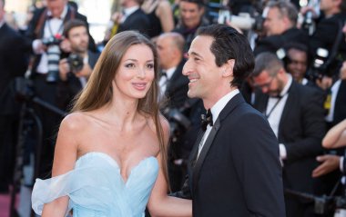 Cannes, Fransa - 17 Mayıs - Lara Lieto ve Adrien Brody, 17 Mayıs 2017 tarihinde Fransa 'nın Cannes kentinde düzenlenen 70. Cannes Film Festivalinde 