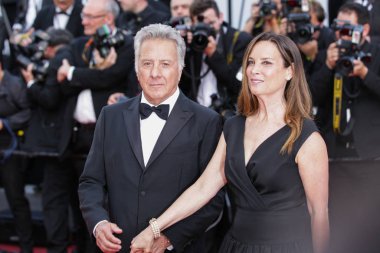 Cannes, Fransa - 21 Mayıs - Dustin Hoffman ve Lisa Hoffman, 21 Mayıs 2017 'de Fransa' nın Cannes kentinde düzenlenen 70..