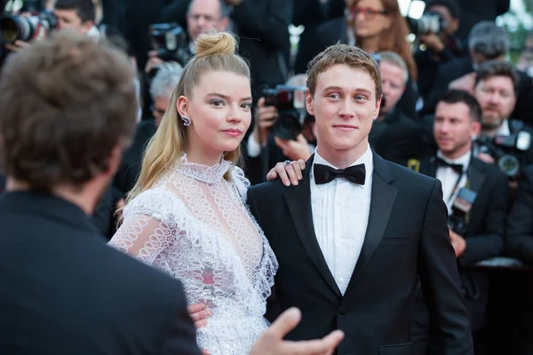 Cannes Fransa Mayıs George Mackay Anya Taylor Joy Mayıs 2017 — Stok fotoğraf